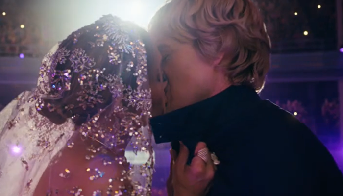 Jennifer Lopez ve Owen Wilson’un başrollerini paylaştığı “Marry Me” filminden ilk fragman geldi