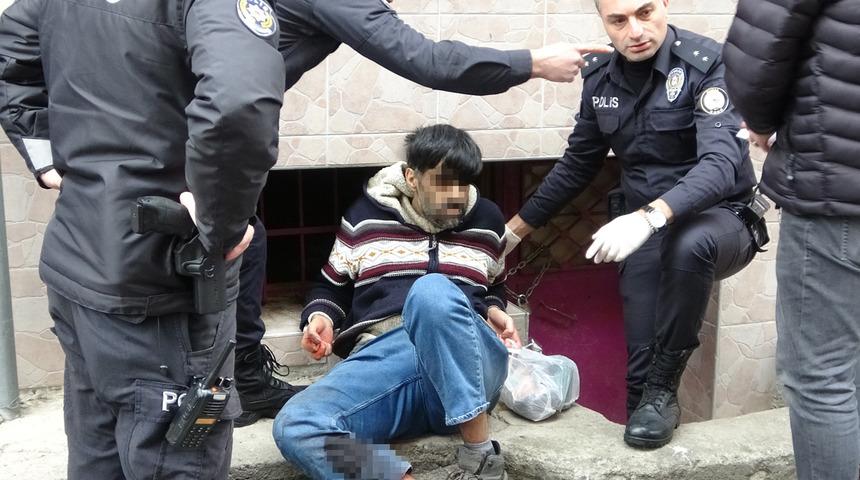 Bursa'da hareketli dakikalar! Polise bı&ccedil;akla saldırdı, bacağından vuruldu