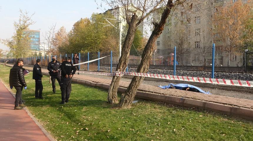 Parktaki ceset, polisi alarma geçirdi! Vatandaşlar meraklı gözlerle izledi