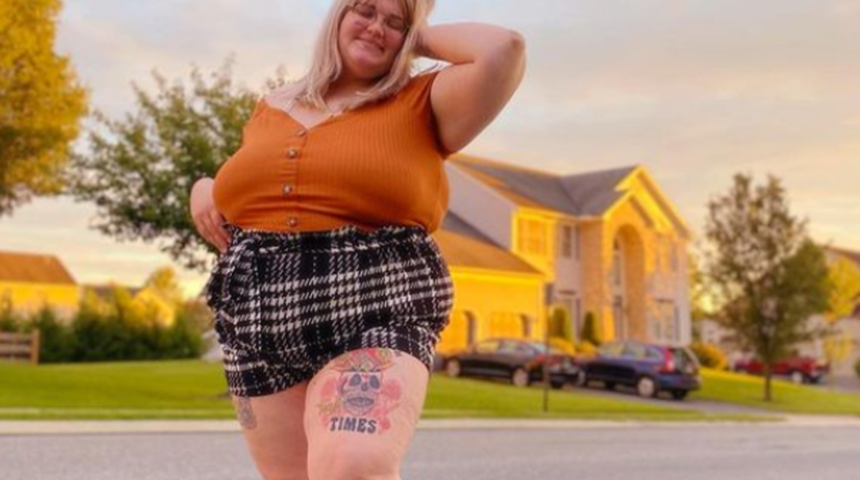 Kiloları nedeniyle eleştiri oklarının hedefi oldu! Nefret yorumlarına iç çamaşırlı pozlarıyla cevap verdi