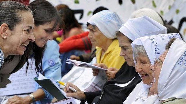 Yeşil Dalga Arjantin'de askeri cunta tarafından yok edilen yakınlarını arayan Plaza de Mayo annelerinden ilham almıştı