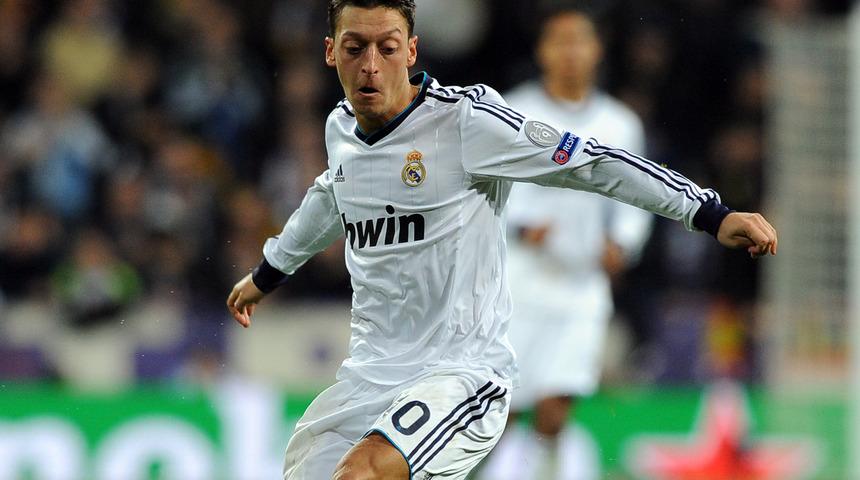 Mesut Özil formasını yırtıp, hocasına atmış!