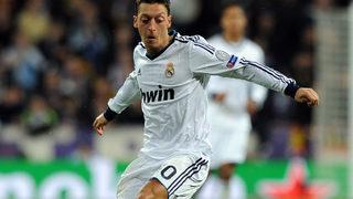 Mesut Özil formasını yırtıp, hocasına atmış!