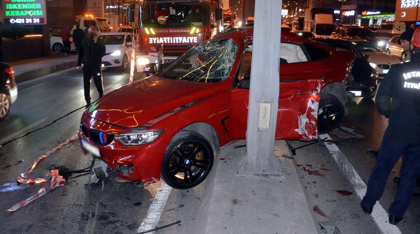 Avcılar'da 'makas' kazası! Metal yığınına döndüler