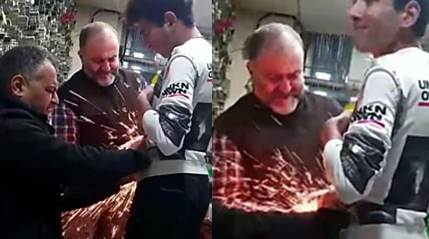 Şaka gibi olay! Beline sardığı bisiklet kilidinin anahtarını kaybedince çilingir çağırdı