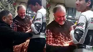 Şaka gibi olay! Beline sardığı bisiklet kilidinin anahtarını kaybedince çilingir çağırdı