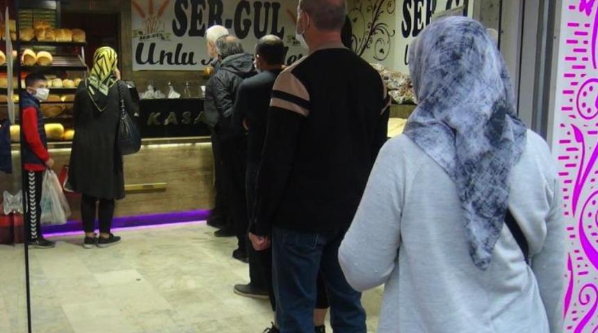 ''Maliyetlere göğüs gerecek gücüm var'' deyip ekmek fiyatına zam yapmadı kapısında kuyruk oldu