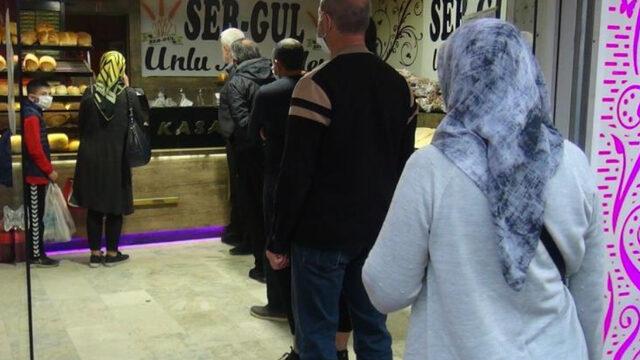 ''Maliyetlere göğüs gerecek gücüm var'' deyip ekmek fiyatına zam yapmadı kapısında kuyruk oldu