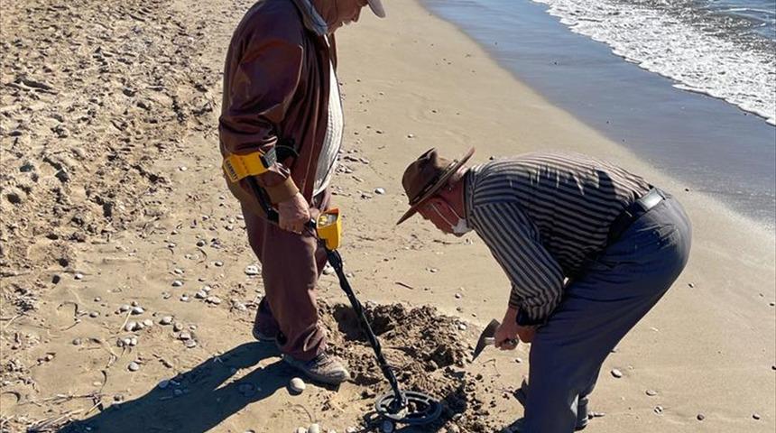 "Plaj definecileri" iş başında! Dedektörle arıyorlar: Euro bulursak bozduruyor, altın bulursak satıyoruz