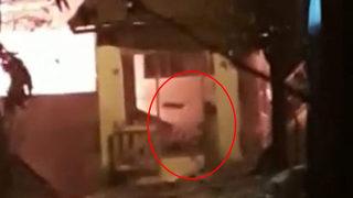 Şaşkına çeviren anlar! Cayır cayır yanan evine odun attı