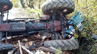 Devrilen traktörün altında kalan baba ve oğlu hayatını kaybetti