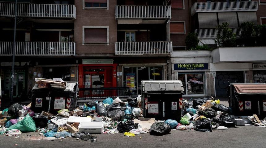 Roma'nın kirlilik sorununa tartışmalı &ccedil;&ouml;z&uuml;m: İşten kaytarmayan &ccedil;&ouml;p&ccedil;&uuml;lere ikramiye