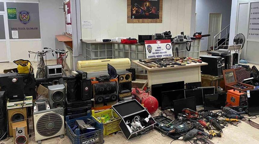 Operasyonla yakalandı! Evinden tam bir kamyon dolusu çalıntı eşya çıktı