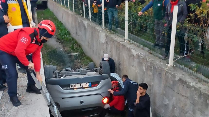 Balıkesir'de su kanalına devrilen otomobildeki 3 kişi yaralandı