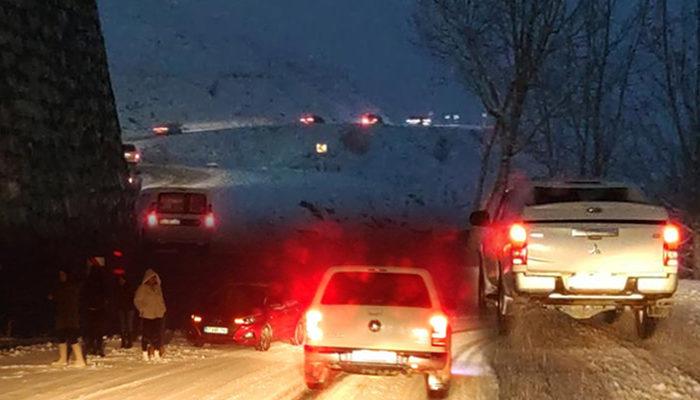 Van'da kar etkili oldu, sürücüler yolda kaldı