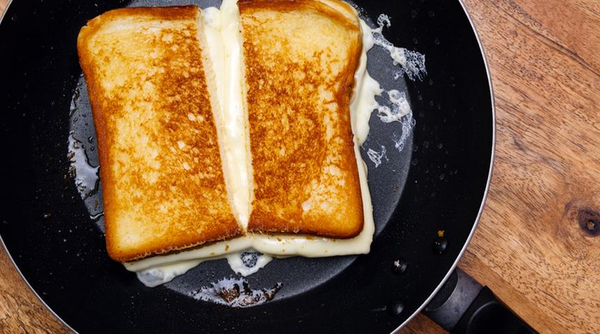 Bu tarifi kaçırmayın! İşte kahvaltılarınızı şenlendirecek tavada enfes tost tarifi