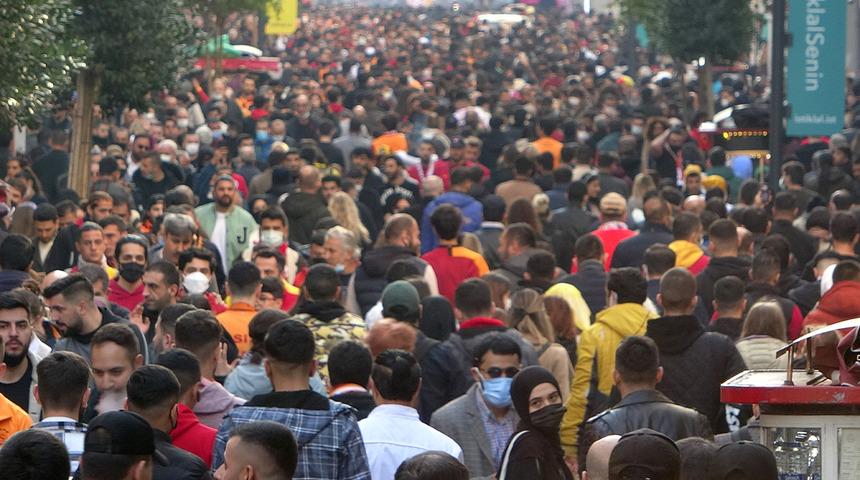 Güneşli havayı fırsat bilenler İstiklal Caddesi'ne akın etti