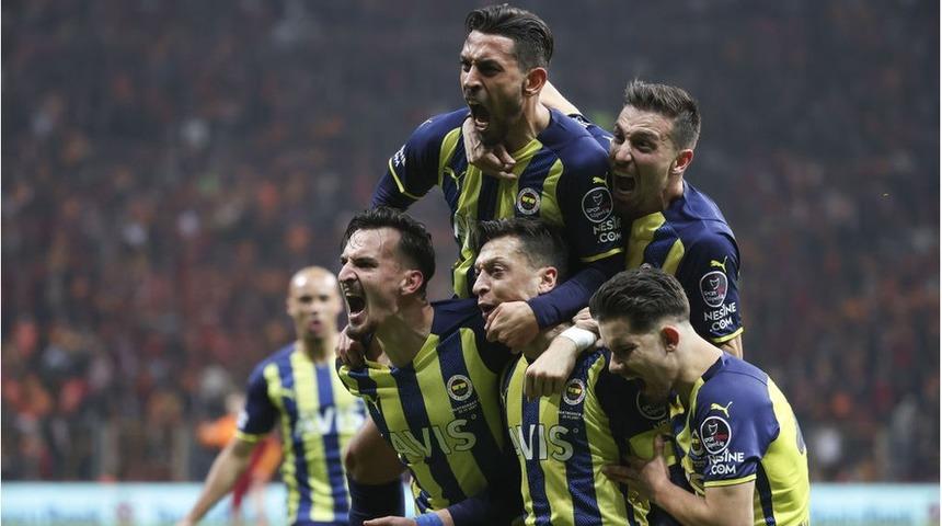 Süper Lig 13. haftada oynanan derbide Fenerbahçe Galatasaray'ı 2-1 mağlup etti