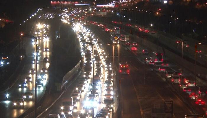 İstanbul haftaya trafikle başladı! Okullar açıldı, yoğunluk arttı