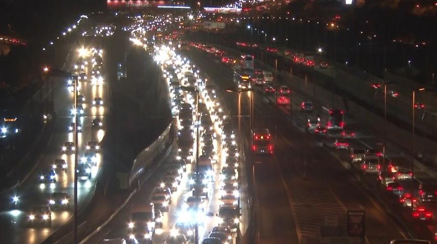 İstanbul haftaya trafikle başladı! Okullar açıldı, yoğunluk arttı
