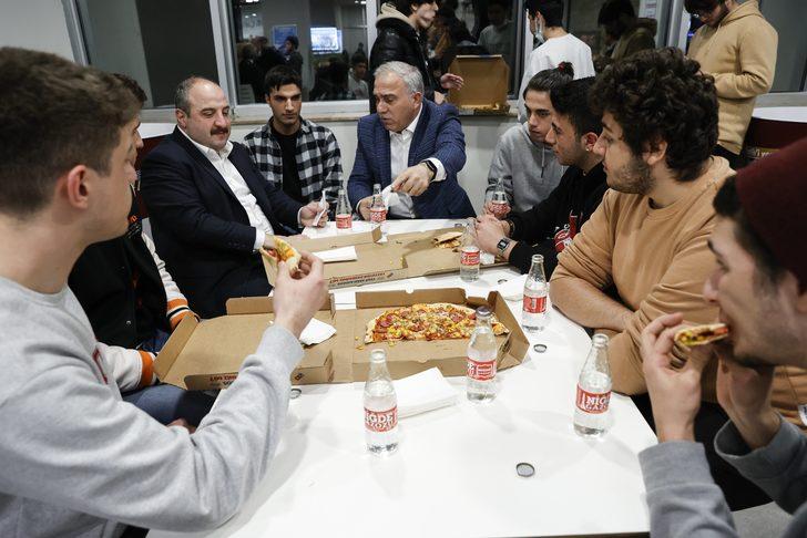 Öğrenciler görünce şaşkına döndü! Bakan Varank'tan pizzalı sürpriz G2