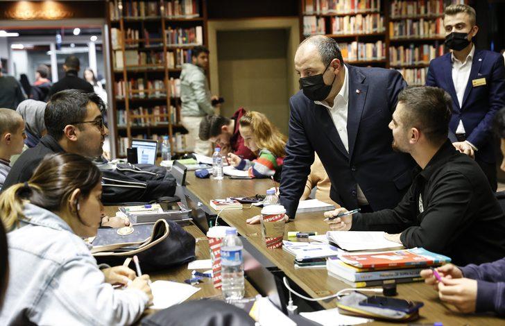 Öğrenciler görünce şaşkına döndü! Bakan Varank'tan pizzalı sürpriz G5