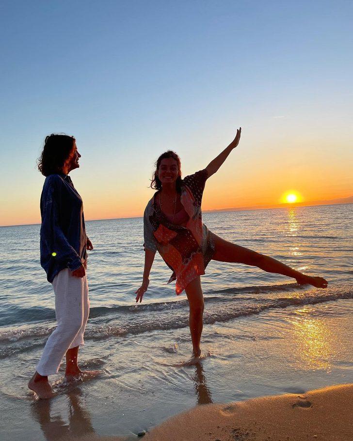 Berrak Tüzünataç ve Özge Özpirinçci'den gün batımı paylaşımı  G4