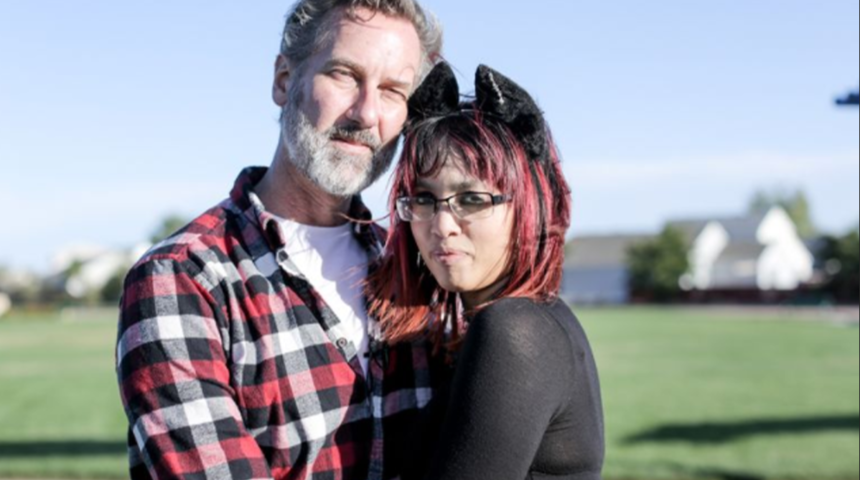 Sosyal medya bu evliliği konuşuyor! Kendisini kedi zanneden kadın, her gün tasma takarak dolaşıyor