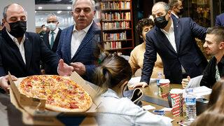 Öğrenciler görünce şaşkına döndü! Bakan Varank'tan pizzalı sürpriz
