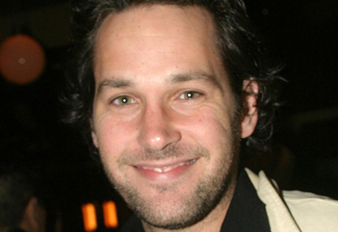 "Yaşayan en seksi erkek" se&ccedil;ildi!  Yıllar &ouml;nce &ccedil;&ouml;pte bulduğu şiltede uyumuş