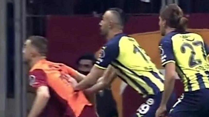 Galatasaraylıları çıldırtan pozisyon! Derbide son saniye penaltı isyanı