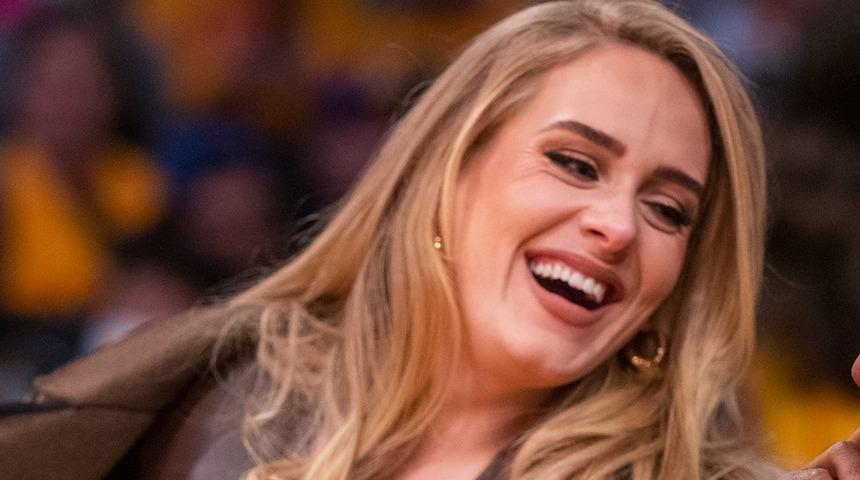 Adele ile konuştuğu sırada yeni alb&uuml;m&uuml;n&uuml; dinlemediğini s&ouml;yleyen sunucunun r&ouml;portajı iptal edildi