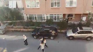 Dehşete düşüren olay! Eski nişanlısını sokak ortasında yumrukladı