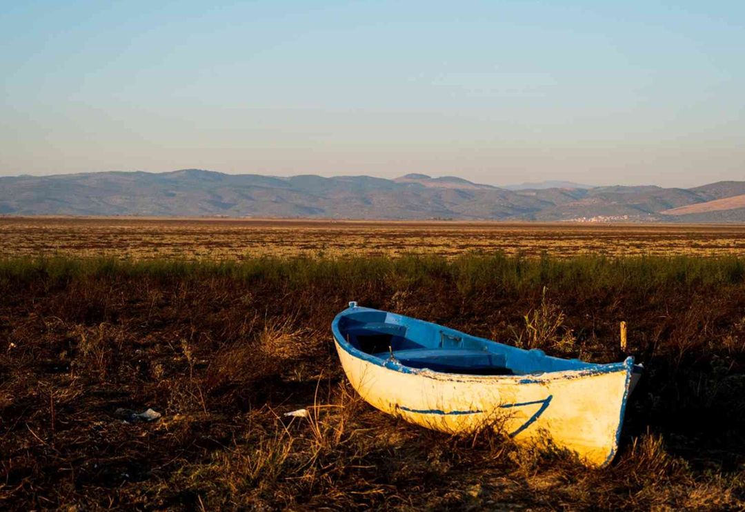 Kahreden g&ouml;r&uuml;nt&uuml;! Marmara G&ouml;l&uuml; tamamen kurudu, y&uuml;zey Mars&rsquo;a benzetildi