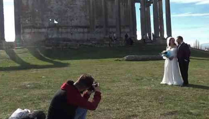 Aizanoi Antik Kenti evlenen çiftlerin doğal fotoğraf stüdyosu oldu! Düğünden önce buraya akın ettiler