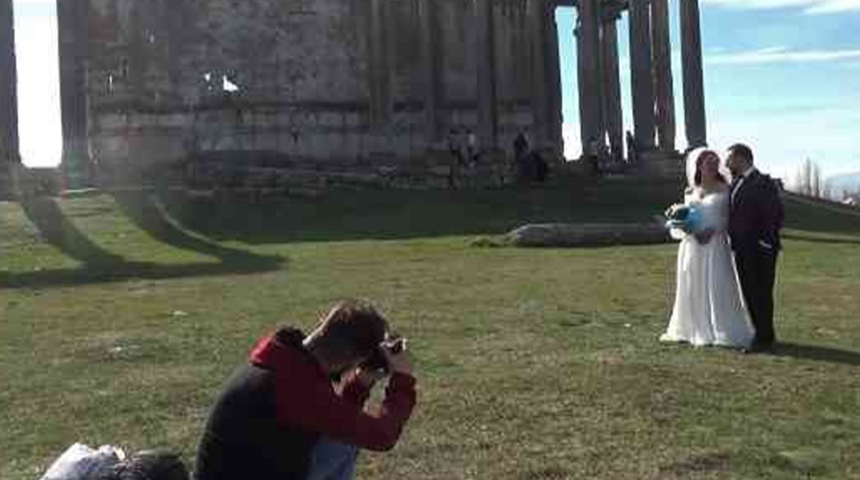 Aizanoi Antik Kenti evlenen çiftlerin doğal fotoğraf stüdyosu oldu! Düğünden önce buraya akın ettiler