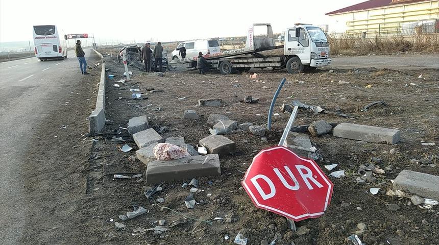 Ağrı'da 2 otomobilin çarpıştığı kazada hamile kadın öldü, 3 kişi yaralandı