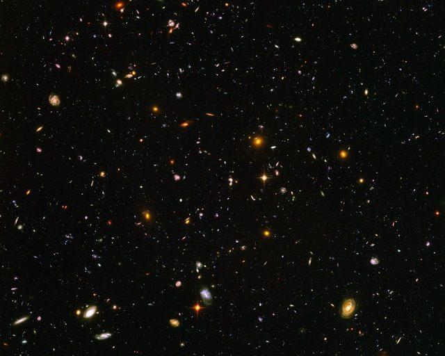 Hubble Ultra Derin Alanı adı verilen yaklaşık 10 bin galaksinin Hubble Teleskobu tarafından çekilen görüntüsü.