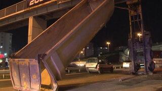 İstanbul'da facianın eşiğinden dönüldü! Damperi açılan kamyon üst geçide çarptı