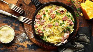 Hem pratik hem de bir lezzet şöleni! İtalyanların da favorisi olan carbonara makarna tarifi