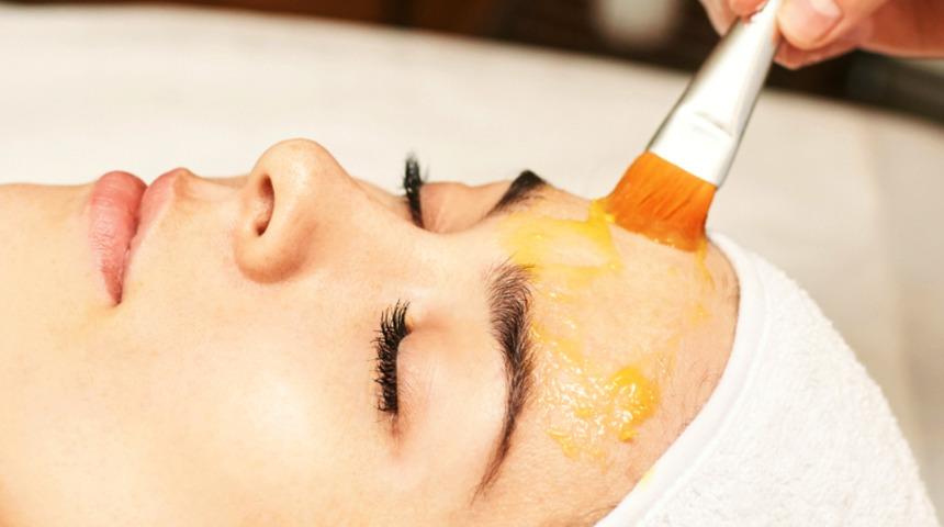 Kapatıcılara elveda! Cilt tonunu eşitlemek için evde kolayca hazırlayabileceğiniz doğal maske tarifleri