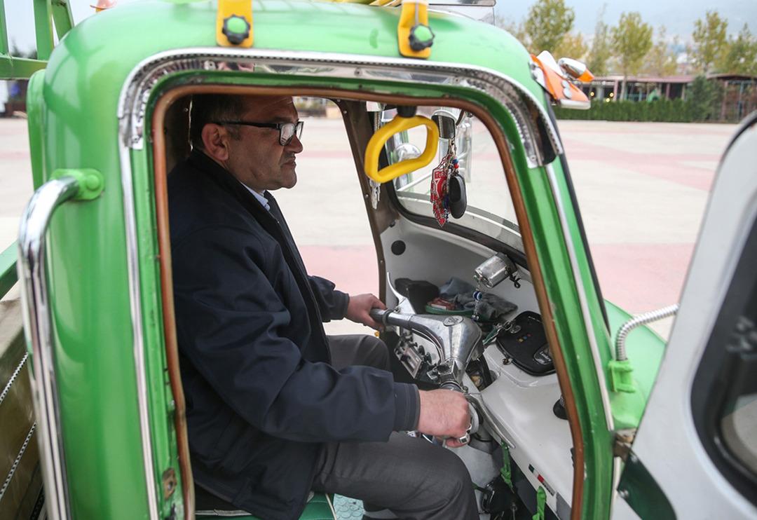 &Ccedil;ocukken bindirmedikleri i&ccedil;in yıllar sonra satın aldı! Kullanabilmek i&ccedil;in arabaya bile binmiyor