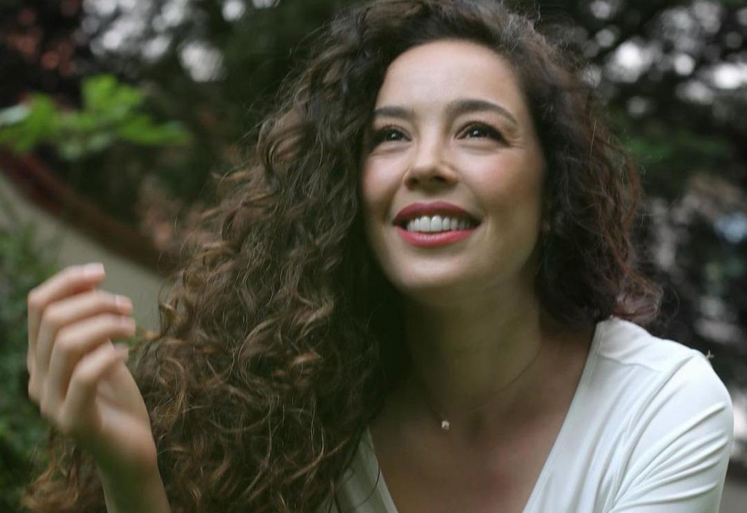 D&uuml;nya g&uuml;zeli Azra Akın oğlunun doğum g&uuml;n&uuml;n kutladı! Aile fotoğrafları sosyal medyayı salladı 