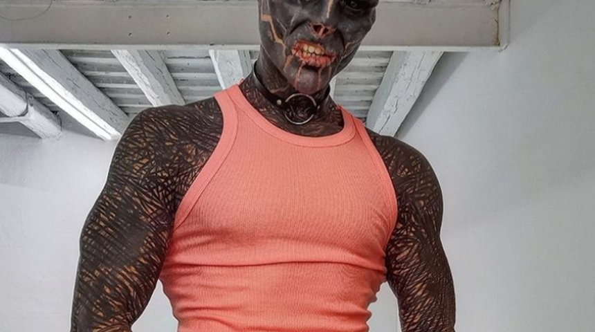 Vücut modifikasyonlarıyla popüler olan Anthony Loffredo,uzaylı gibi görünmek için iki parmağını kestirdi