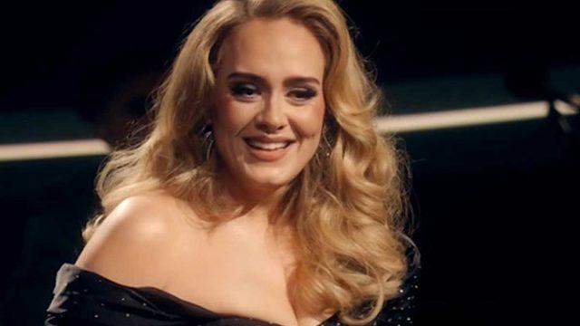 Öğretmenini karşısında gören Adele, sahnede gözyaşlarını tutamadı