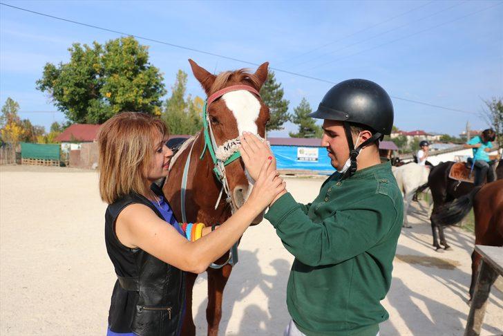 Otizmli Yiğit'in öfke nöbetleri atlı terapiyle azaldı G1
