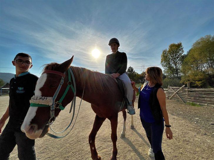 Otizmli Yiğit'in öfke nöbetleri atlı terapiyle azaldı G3