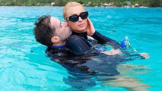 Paris Hilton balayında! Denizde aşk pozu