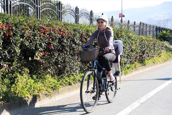 Okula bisikletiyle giden Nurgül öğretmen, öğrencilerine örnek oluyor G1