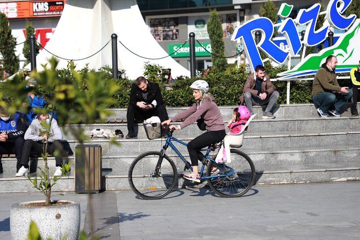 Okula bisikletiyle giden Nurgül öğretmen, öğrencilerine örnek oluyor G2